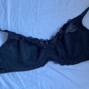 BH - Svart bh, oanvänd, vet ej märket.