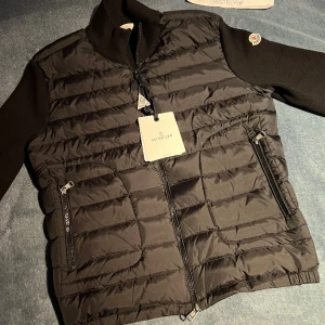 Moncler cardigan  - Helt ny cardigan! Finns i Göteborg