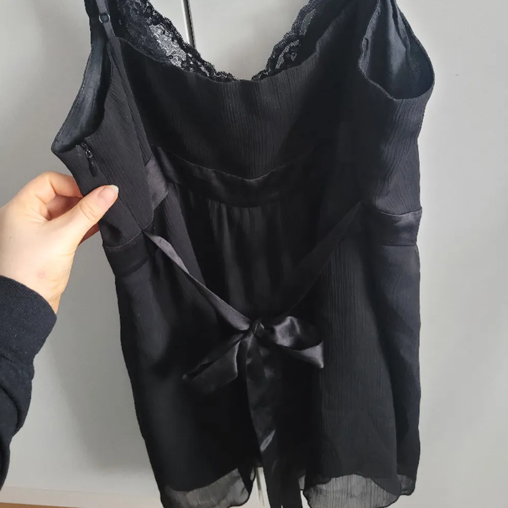Jättesött linne till finare tillfällen från Esprit i storlek 44 (motsvarar M/L). I butik för 15-20 år sen. Fint band under bysten som man kan knyta till rosett fram eller bak. Spetsdetalj med paljetter vid bysten. Jättebra kvalitet. Skriv för frågor☺️. Yläosat.