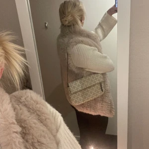 Malene Birger väska  - UNIK Super fin malene birger väska, lagom stor och går att anpassa längden. Väldigt rymlig. Väl använd därav pris och skick. Skriv privat vid behov av fler bilder😍💕