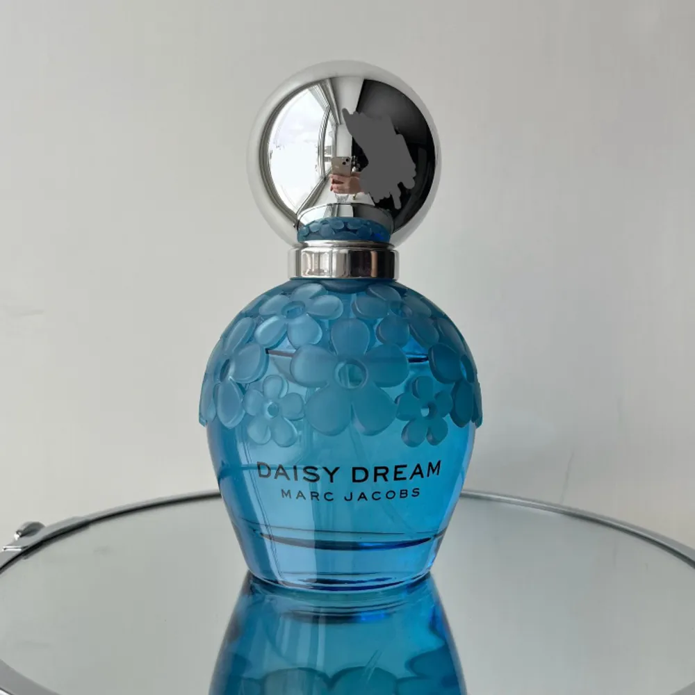 Säljer denna Daisy Dream Forever EdP från Marc Jacobs för 149kr. 50ml flaska och finns ca 80% kvar, fick den i julklapp förra året. Härlig frisk och fräsch doft. Slås in ordentligt i bubbelplast. Nypris 700kr.. Övrigt.