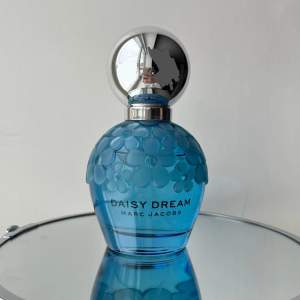 Säljer denna Daisy Dream Forever EdP från Marc Jacobs för 200kr. 50ml flaska och finns ca 80% kvar, fick den i julklapp förra året. Härlig frisk och fräsch doft. Slås in ordentligt i bubbelplast. Nypris 700kr.