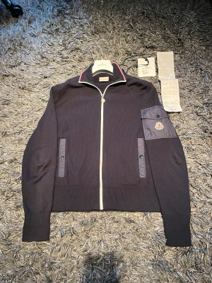 Moncler cardigan  - Moncler cardigan  - Size: S fits M - Cond: 9/10 - Bin:3999kr - Bud:3799kr    - Bud höjs med minst 100kr!  - Allt og ingår!