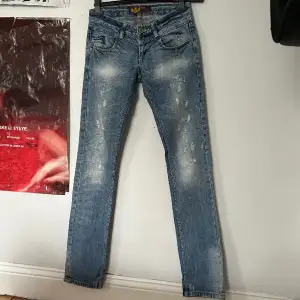 Vintage lågmidjade jeans. Ljusblåa och långa med coola fickor och slitningar. Sann till storlek W27/L34, dock ganska smala vid låren. Mått visas på sista bilden