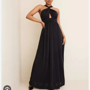 Balklänning - Säljer min balklänning från Nelly! Slutsåld. Går att snurra banden på olika sätt, dubbelt som första bilden eller enkelt som sista bilden visar! Använd 1 gång. Lång, passar personer upp till 180 cm.