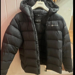 SAil racing, vinterjacka  - Köpt för 4000kr. Säljer för 850kr då 2 bokstäver har ramlat av jackan. Inga andra skador 💕