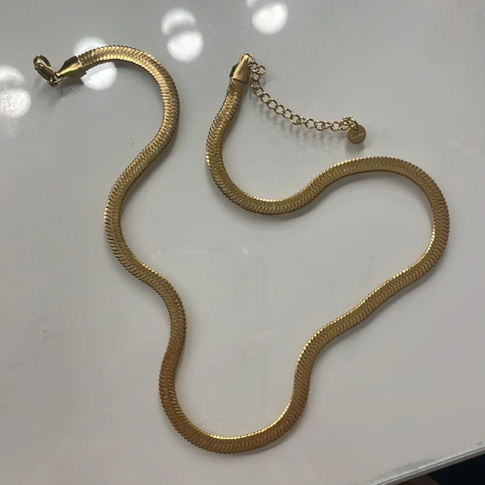 Ett fint guldigt halsband!💕. Accessoarer.