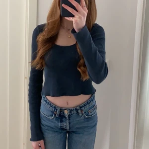 Marinblå tröja brandy melville  - Jättefin tröja köpt på brandy melville, använd fåtal gånger