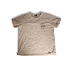 stüssy tee - tröja jag köpte i vintage affär , osäker om den är äkta men jag gissar på det. storlek M, skriv för att köpa