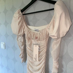 Oh Polly - Sjukt snygg figurnära tight knälång klänning från OhPolly. Sitter verkligen perfekt. Tyvärr hänger den bara i min garderob då jag aldrig får tillfälle att använda den. Så därför säljer jag den nu…