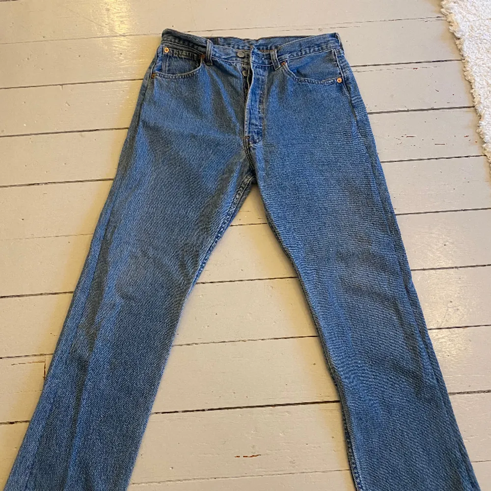 Säljer ett par jättesnygga Levis 501 32/30. Jag är en s och de sitter snyggt på ett baggy sätt. Väldigt trendiga och snygga jeans! . Jeans & Byxor.