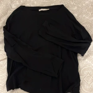 svart tröja - tunn svart tröja