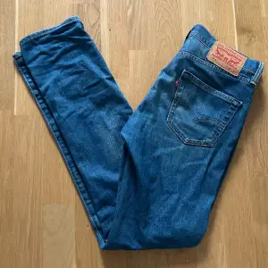 Snygga Levis jeans som tyvärr inte passar längre/inga anmärkningar/nypris 999 vid snabb affär 250