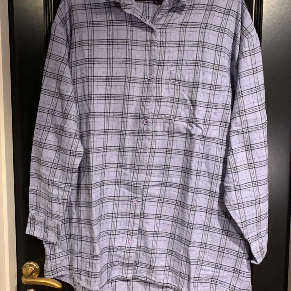 Snygg oversize ljusblå flanellskjorta från Jack Wills i storlek L, mycket fint skick. Skjortor.
