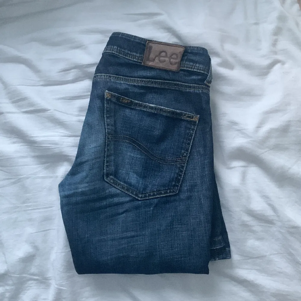 super fina jeans som jag säljer i nästan perfekt skick! Dom är väldigt lågmidjade och jätte fint bootcut! Fråga gärna om bilder osv ! För långa på mig som är 170! Köpta från Sellpy innan❤️ köparen står för frakten❤️. Jeans & Byxor.
