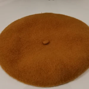 Beret hat  - En "kantarell" beret one size från Lindex  Använd få gånger, inga synliga tecken på användning (nästan som ny)  95% Ull och 5% polyamid 