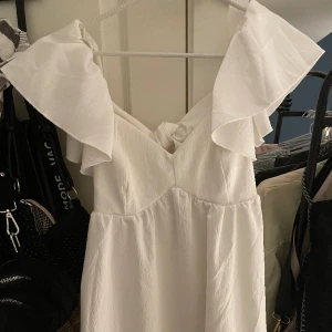 vit klänning  - Klänning med öppen rygg och rosett man knyter själv i ryggen! Perfekt för studentmottagning! Använd en gång vid studenten! 🤍 