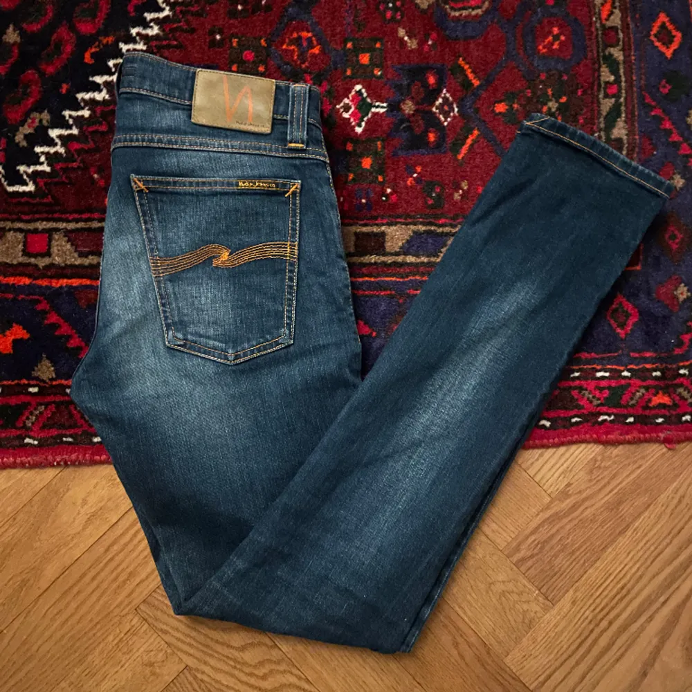 Säljer ett par Nudie Jeans. De är knappt använda och har inga defekter. Modellen är slim fit. Nypris runt 1500. Mitt pris: 300. Jeans & Byxor.