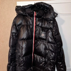 Vintage Moncler jacka - Säljer en vintage Moncler jacka i okej skick. Dunnet ligger lite i klumpar och ett hål i fickan och alla lappar är inte kvar men inget som påverkan användningen.  En tidlös symbol för stil och värme. Pris: 700kr. 500kr vid snabb affär. Endast frakt!!!