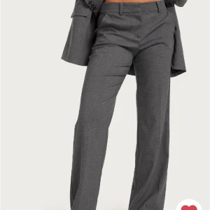 Gråa lågmidjade kostymbyxor - Säljer mina snygga kostymbyxor från nakd som liknar dessa på bilden! . Helt slutsålda!