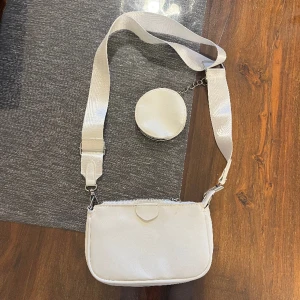 Vit fin väska  - Säljer nu en jättefin vit väska som använts ett fåtal gånger som nu inte kommer till användning längre. Köparen står för frakten ❤️