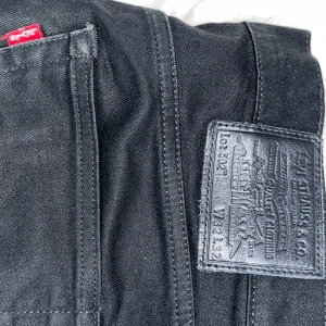 Levis 502 Svart - Säljer nu mina svarta Levis Jeans.  Storlek W 32. L 32.  Modell 502 Jeansen har inga hål eller defekter. De är köpta på Levis butiken. Skriv för fler bilder.