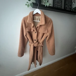 Lurvig Kappa - Nästan aldrig använd. Inte jättetjockt material. Minns ej vart jag köpte den ifrån, så därav satte jag det billiga priset. Uppskattas till storlek S.