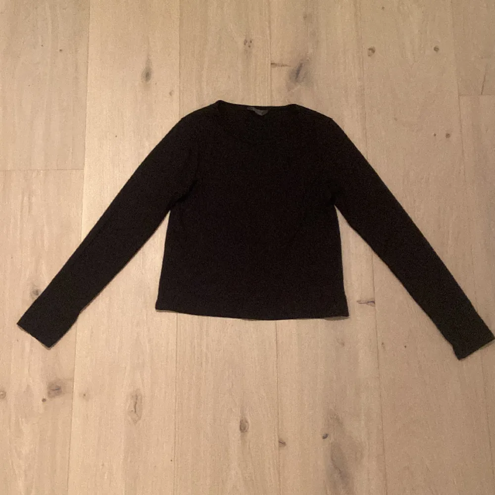 Jag säljer denna svarta långärmade tröja som är i bra skick!. Tröjor & Koftor.