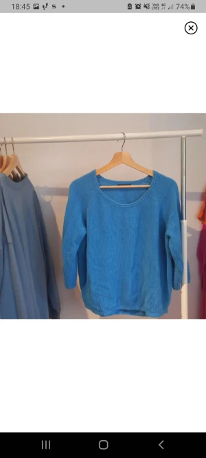 Blå stickat tröja - En blå stickad tröja som är lite kort i ärmanrna och kort i höjden. Super bra kvalite och superskön o ha på sig💙
