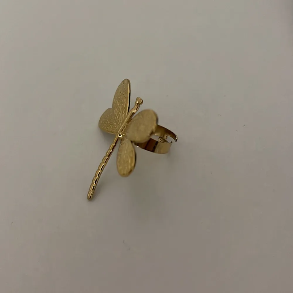 så snygg trollslända ring som är justerbar 🧚‍♀️🧚‍♀️. Asusteet.