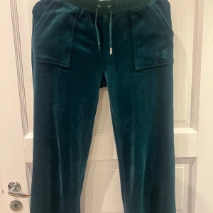 juicy byxor  - säljer mina gröna juicy byxor som är i väldigt bra skick! 💘