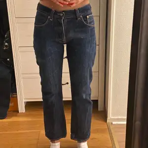 Ett par Nudie jeans med värde av 1100kr!! Jättefina på både tjejer och killar. (Modellen är 175). Om man är lite mindre så kommer jeansen bli mer baggy och snyggare!🤩 Obs! Byxorna sitter lite tajt på modellen i bilderna!