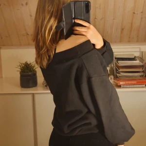 Off shoulder sweater - Säljer en off shoulder sweater som är så sjukt snygg😻💕 storlek L men passar bra på mig som är xs/s💕
