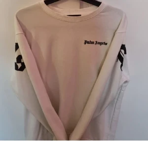 Palm Angels Tjocktröja  - Helt ny Palm Angels tjocktröja i mycket skön kvalitet! Passar perfekt inför vintern!  Kan mötas upp I Stockholm annars fraktas tröjan via Plick!  