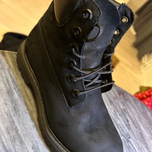 Timberland skor  - Hej! Jag säljer ett par Timberland-skor som jag bara har använt 4 gång. De är i perfekt,  och Storleken är 38 Hör av dig om du är intresserad! Tack!" Köpte den för 1400 Säljer för  800 kr