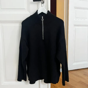 Stickad tröja  - Använd ett fåtal gånger så är i fint skick. Modellen är lite Oversized så passar även en storlek M. Frakt tillkommer 🖤