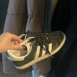 Adidas sneakers - Använt skick. Väldigt bekväma och snygga!