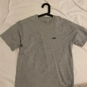 En grå T-shirt från vans, använt den ett få tal gånger och är i mycket bra skick 