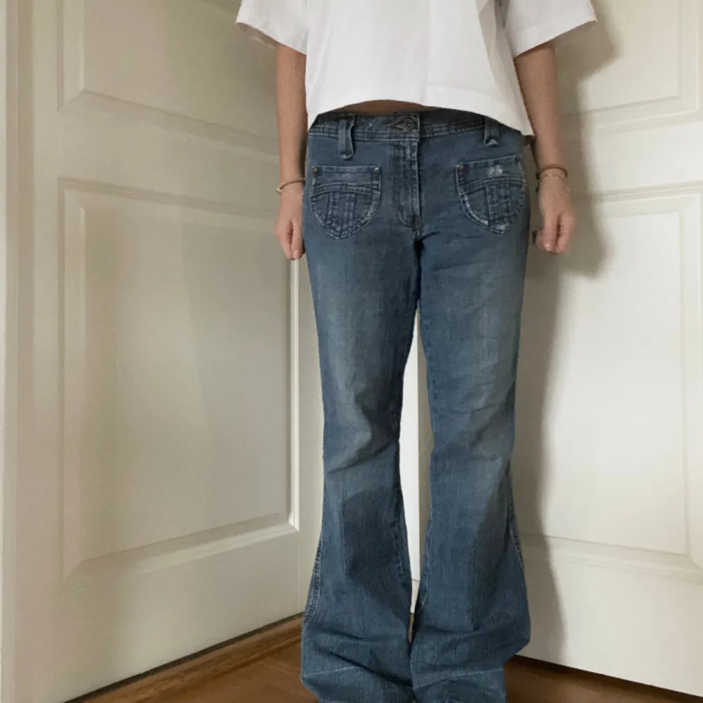 Säljer så sjukt snygga jeans med fickor osv ❤️. Jeans & Byxor.