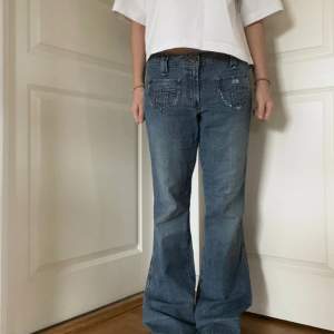 Säljer så sjukt snygga jeans med fickor osv ❤️