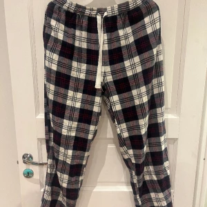 rutiga pyjamas byxor  - säljer mina jätte fina rutiga pyjamas byxor från twilfit som är i väldigt bra skick! 💕