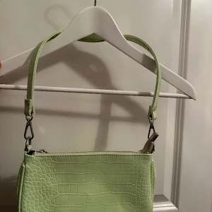 Baguetteväska - Baguetteväska i ljus/limegrön. Jättesnygg och i bra skick. Köpt från Gina Tricot 2022.💚