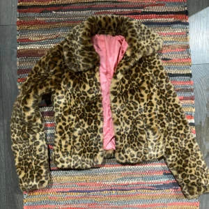 Leopardpäls  - Snygg Leopardpäls med rosa foder, även rosa foder under kragen. Strl. XS, fint skick.