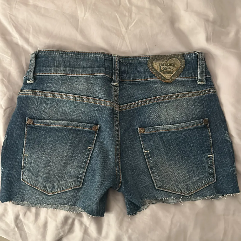 säljer dessa bershka vintage jenas shorts som jag köpt utomlands❤️. Shorts.