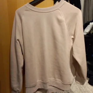 Beige swetshirt - En beige swetshirt som är köot från Hm. Använt några gånger. Lite noppig. Skriv vid frågor. 