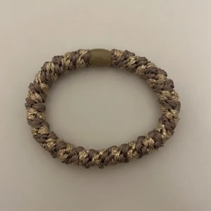 kknekki - En kknekki armband i färgen lila och gul 💛💜