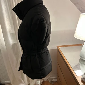 Gina Tricot väst - Säljer denna as snygga västen från Gina Tricot. Både varm och skitsnygg! Speciellt till stickade klänningar! Pris kan alltid diskuteras och hör av er vid frågor! Lite oversized så passar även en s-m