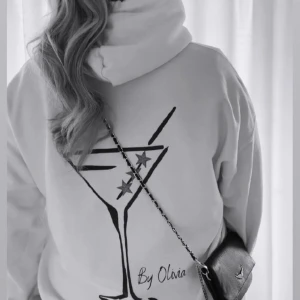 Byolivia hoodie - Köpt för några månader sen bara men kommer inte till användning💗 skriv privat för egna bilder så fixar jag!💗 Köpt för 751kr💗