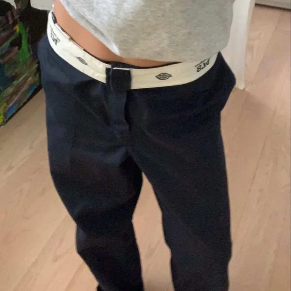 ett par jättefina marinblå dickies byxor som sitter jättesnyggt och är supersköna, använder dem tyvärr inte 🙃 • har knappt använt dem så dem är i nyskick. 🙌 storlek 36/34 men måste vara för stora om man ska kunna vika. nypris 750 kr 💕. Jeans & Byxor.