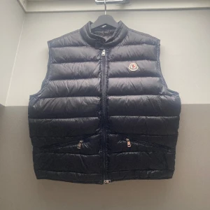 Moncler väst - En riktigt fet moncler väst som tyvärr är för liten för mig. Såklart äkta och fler bilder finns. Skriv om frågor⭐️sänker pris vid snabb förhandling👍